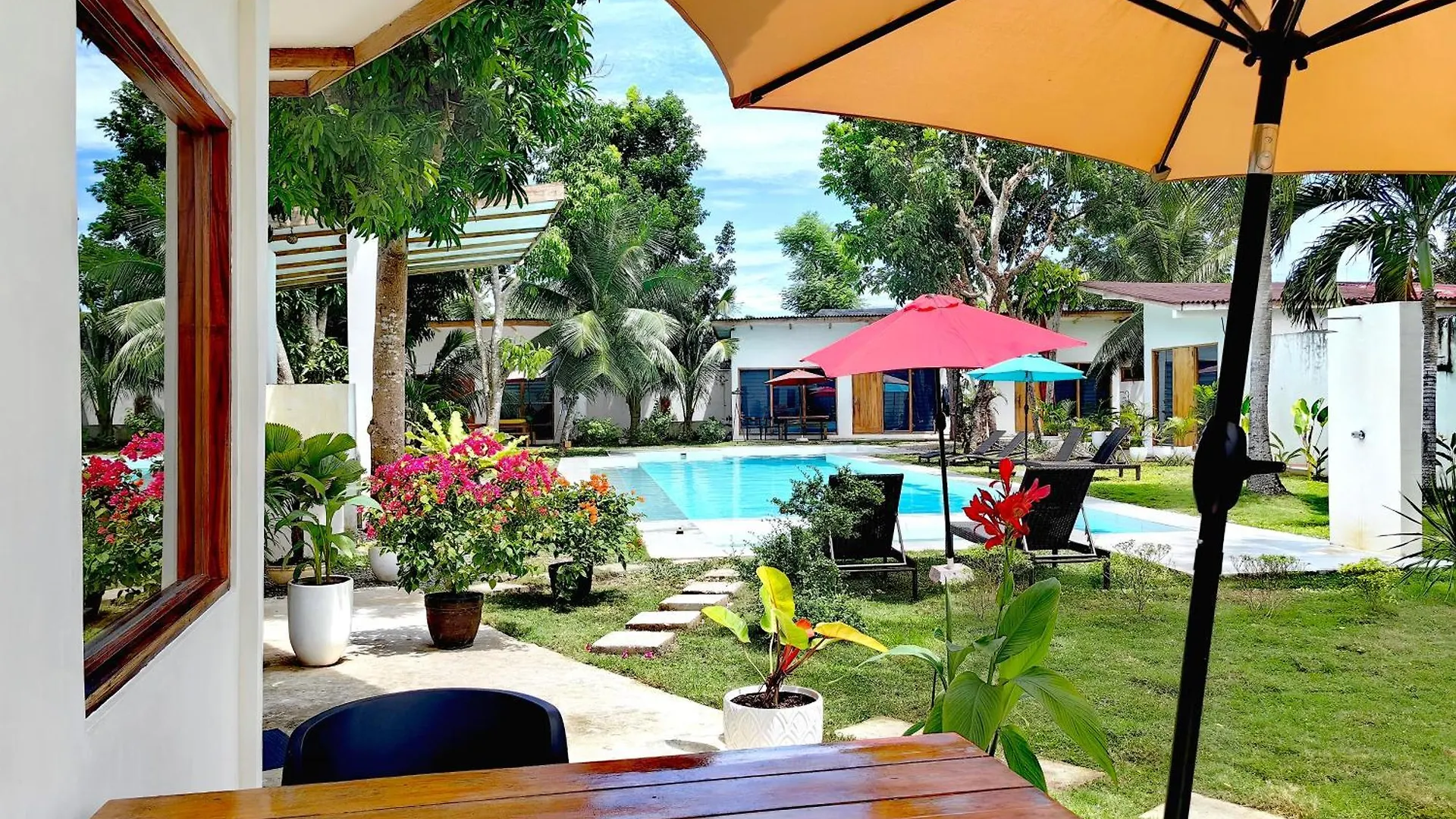 Island World Panglao Hotel 3*,